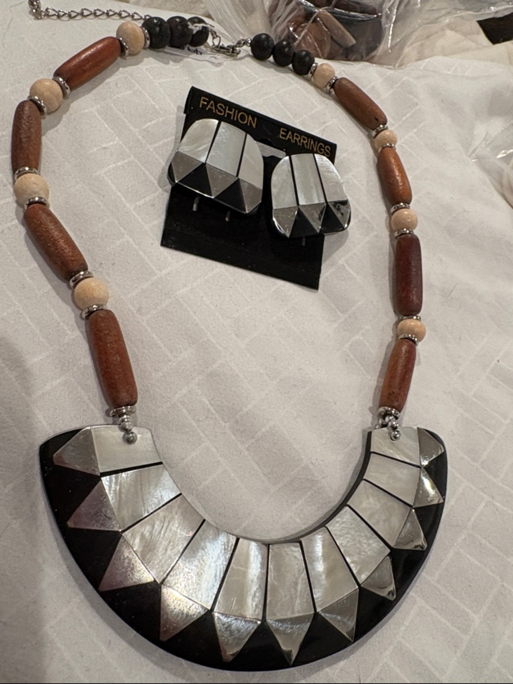 Women’s 2pc Blk and White Shell Neck & Earrings New beautiful silver Accent w